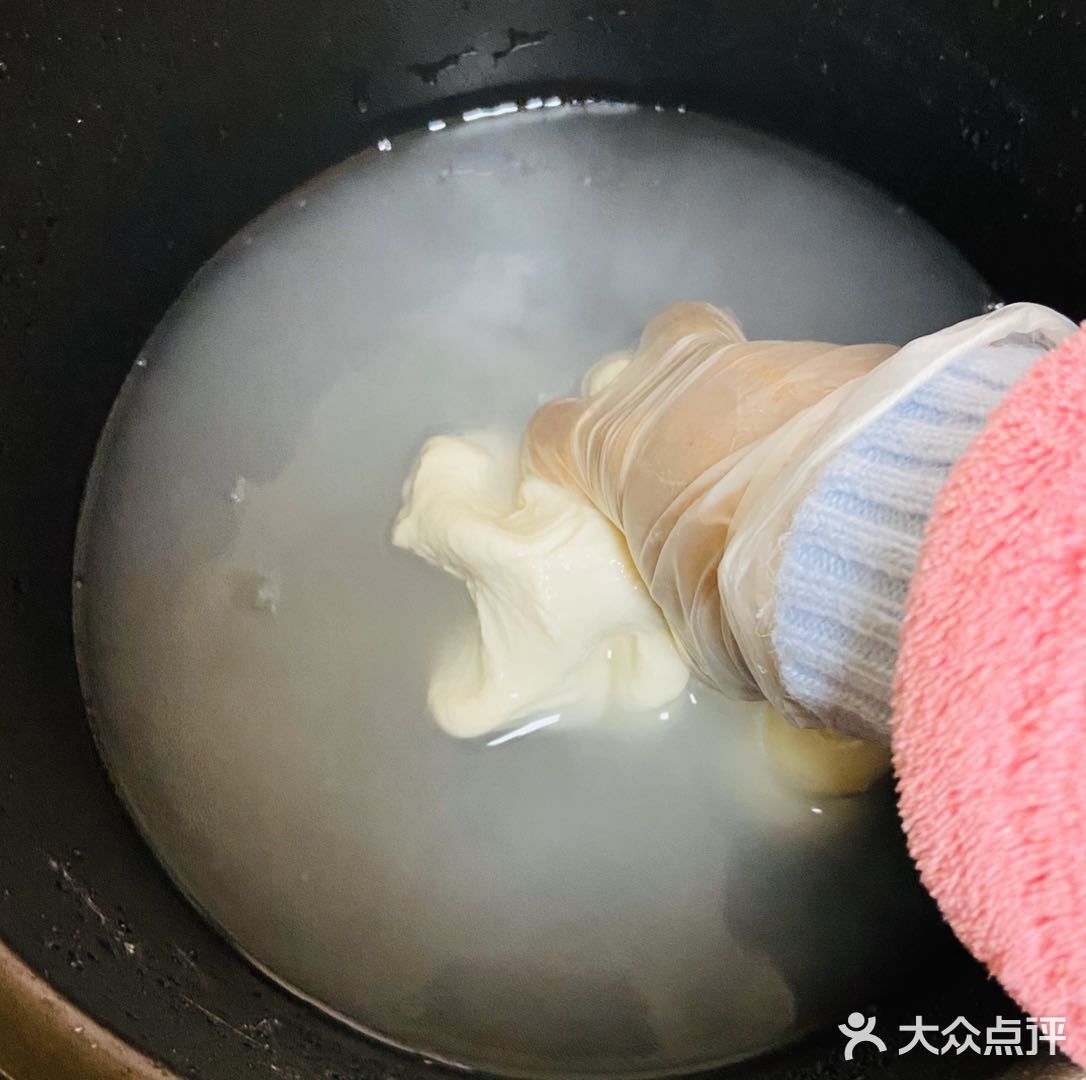 美味的凉皮做法来了！ 食材：面粉，黄瓜，醋，盐