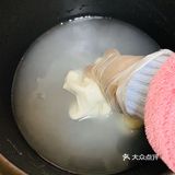 美味的凉皮做法来了！ 食材：面粉，黄瓜，醋，盐