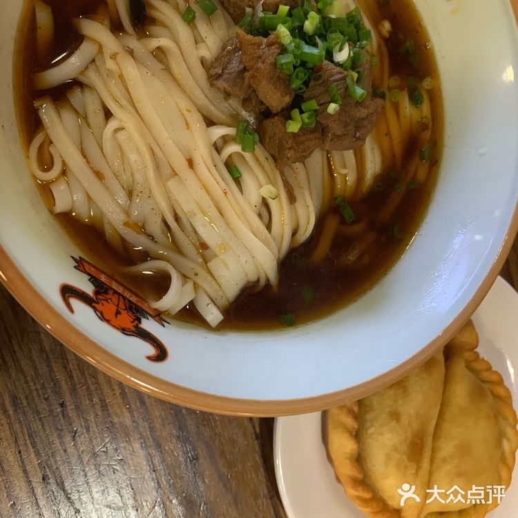 藕饺里面放了生姜稍微有点辣，蒿子粑粑蒿味很重