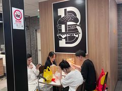 -麦当劳(上海虹桥站30B检票口楼上)
