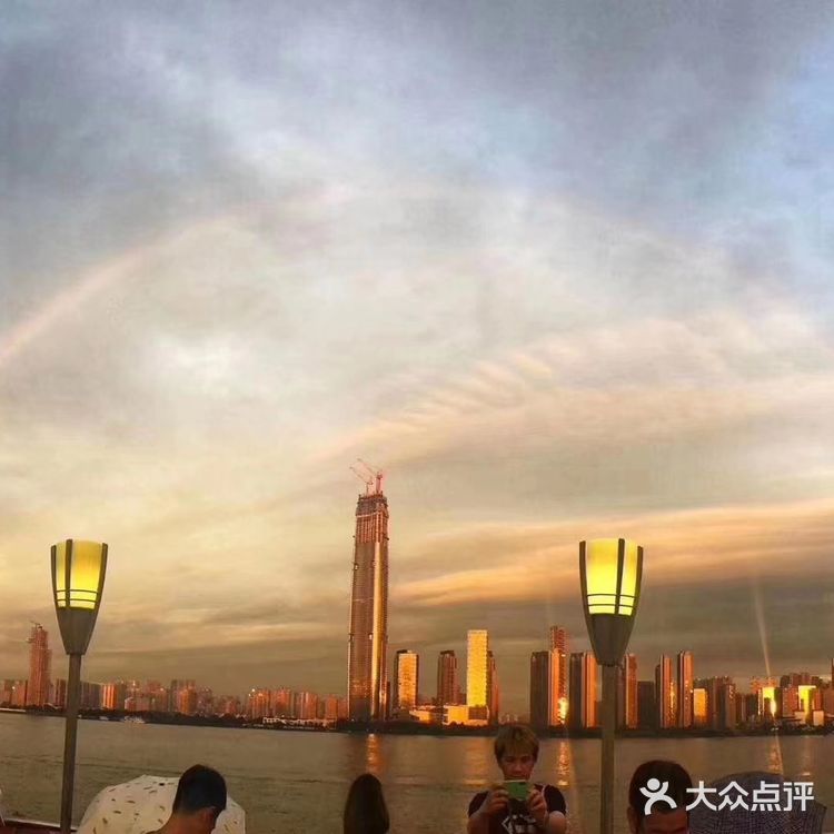 坐在吧台可以看到厨师在火炙烹饪