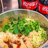 谁能不爱这一口黏黏糊糊的砂锅面？
