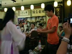 观众得到奖品-芙蓉门·川剧变脸长嘴壶茶艺茶文化表演研学