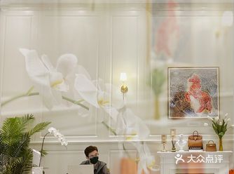 别再让旧包包压箱底了，来合生汇这家店换买新包！