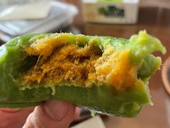 蛋黄肉松青团-沈大成(南京东路店)