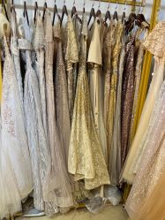 -月月婚纱礼服仓储店(王府井店)