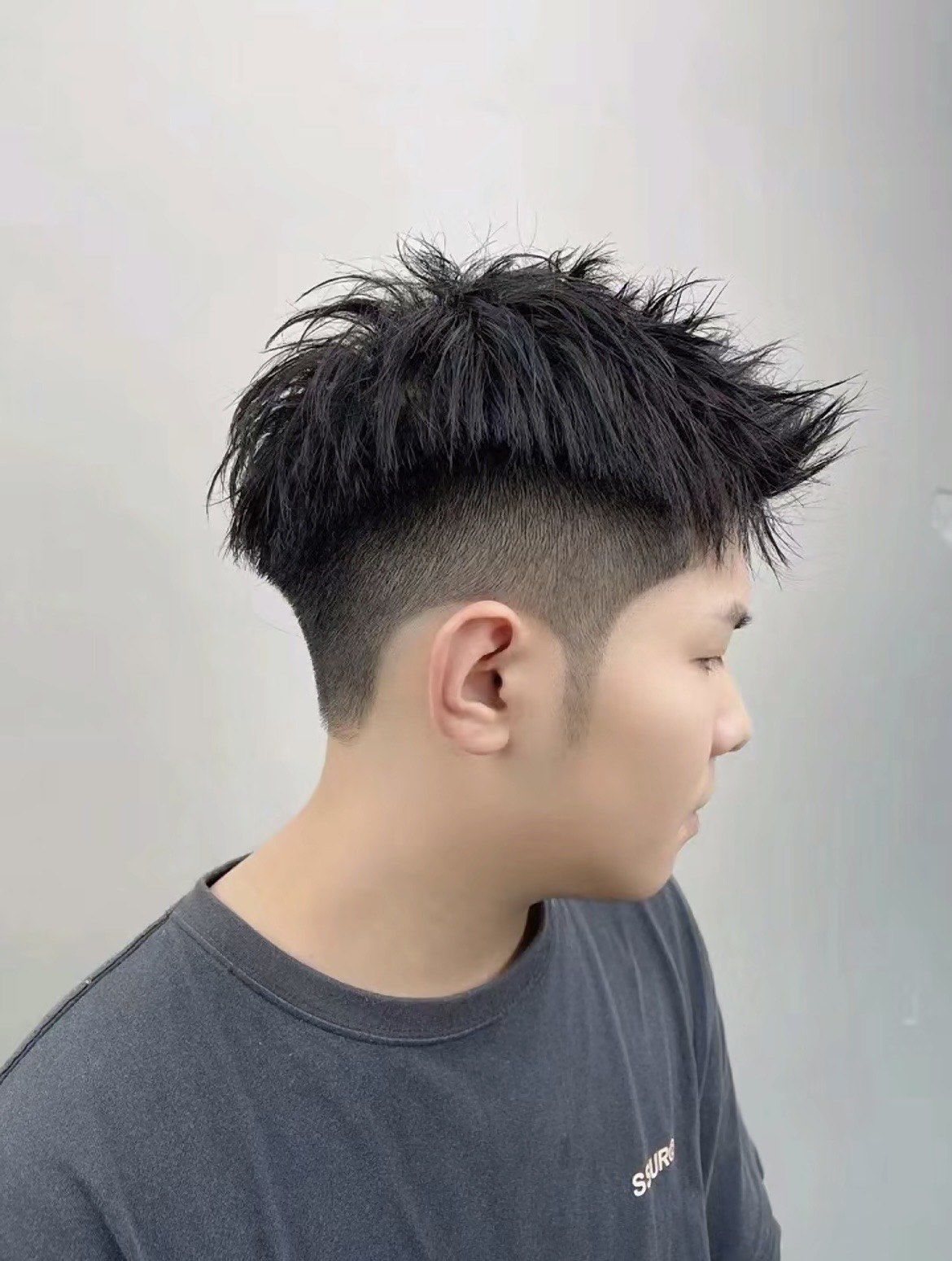 针对头顶发量较少扁塌 烫发塑型解决发型问