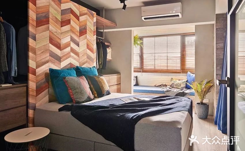 今日分享卧室到客厅的玻璃隔断让人眼前一亮！