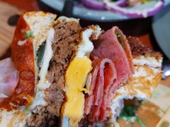 双蛋指椒牛肉汉堡-魏斯理汉堡(西安沣东吾悦店)