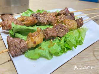 服务态度好，然后阿姨超级有耐心，还帮我们一直煮肉