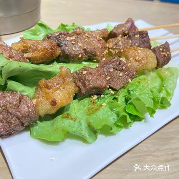 服务态度好，然后阿姨超级有耐心，还帮我们一直煮肉