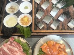 -围炉肉舍•炭烤活鳗•丹东海鲜烤肉(步行街店)