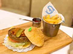 牛肉汉堡配薯条套餐-长隆海洋王国-海洋大街餐厅