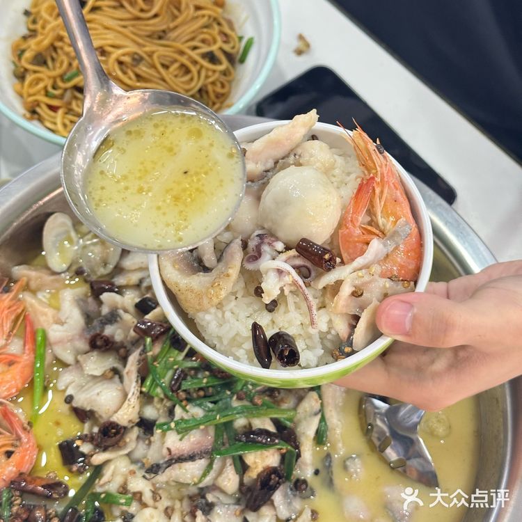 杭州探店｜好样的！你们碳水也搞起“联名”啦🍲