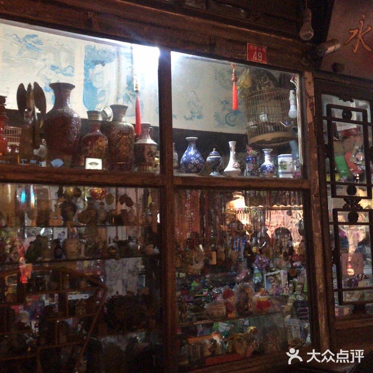 后海是北京有名的地标，酒吧一条街著名