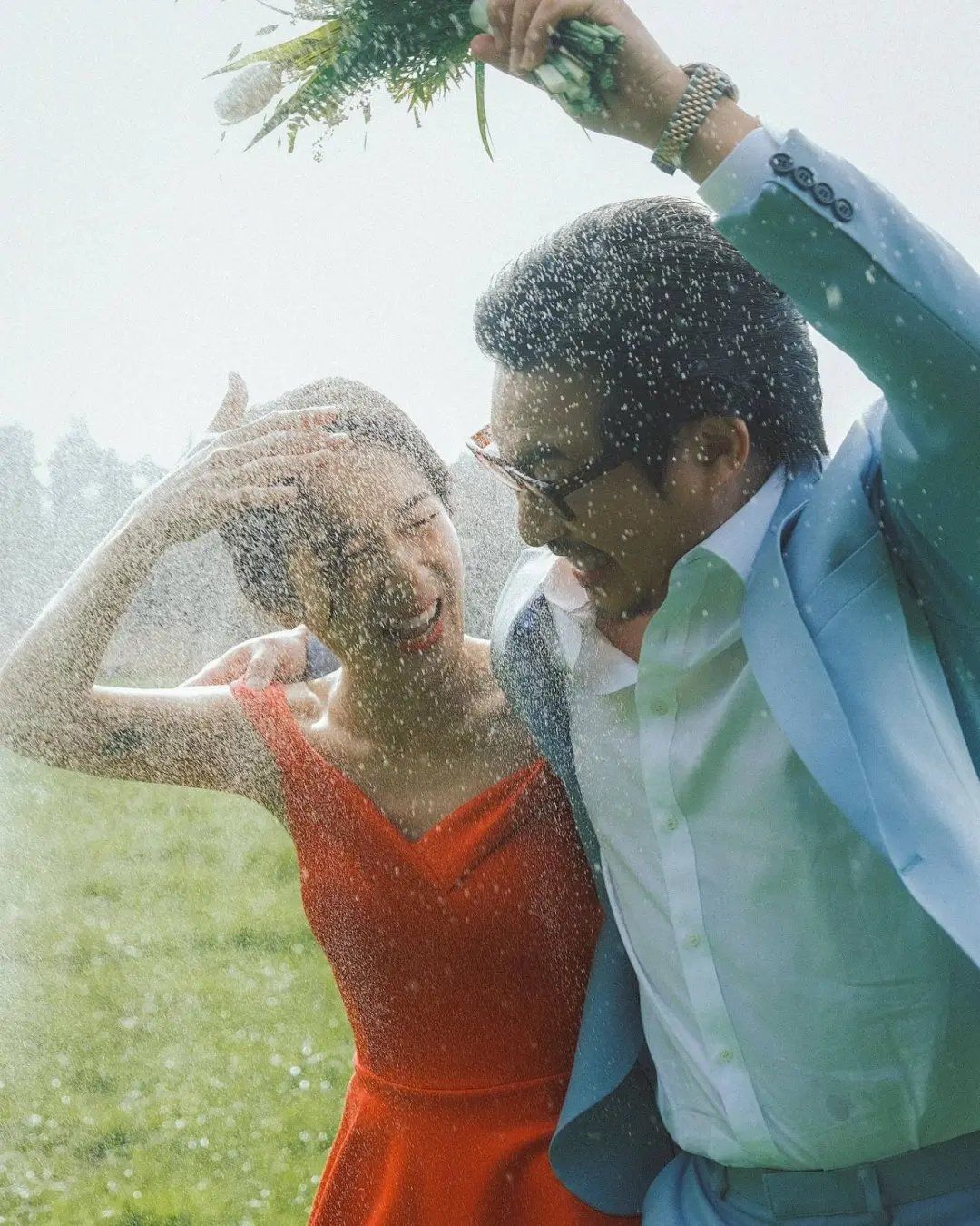 photo by ins@recordfeelm
红色的裙子91红色的伞,艳阳高照和绿