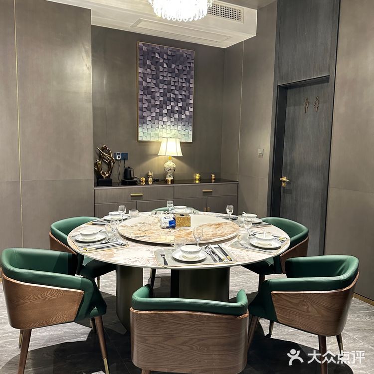 济南东边新开的一家高级西餐厅氛围感十足