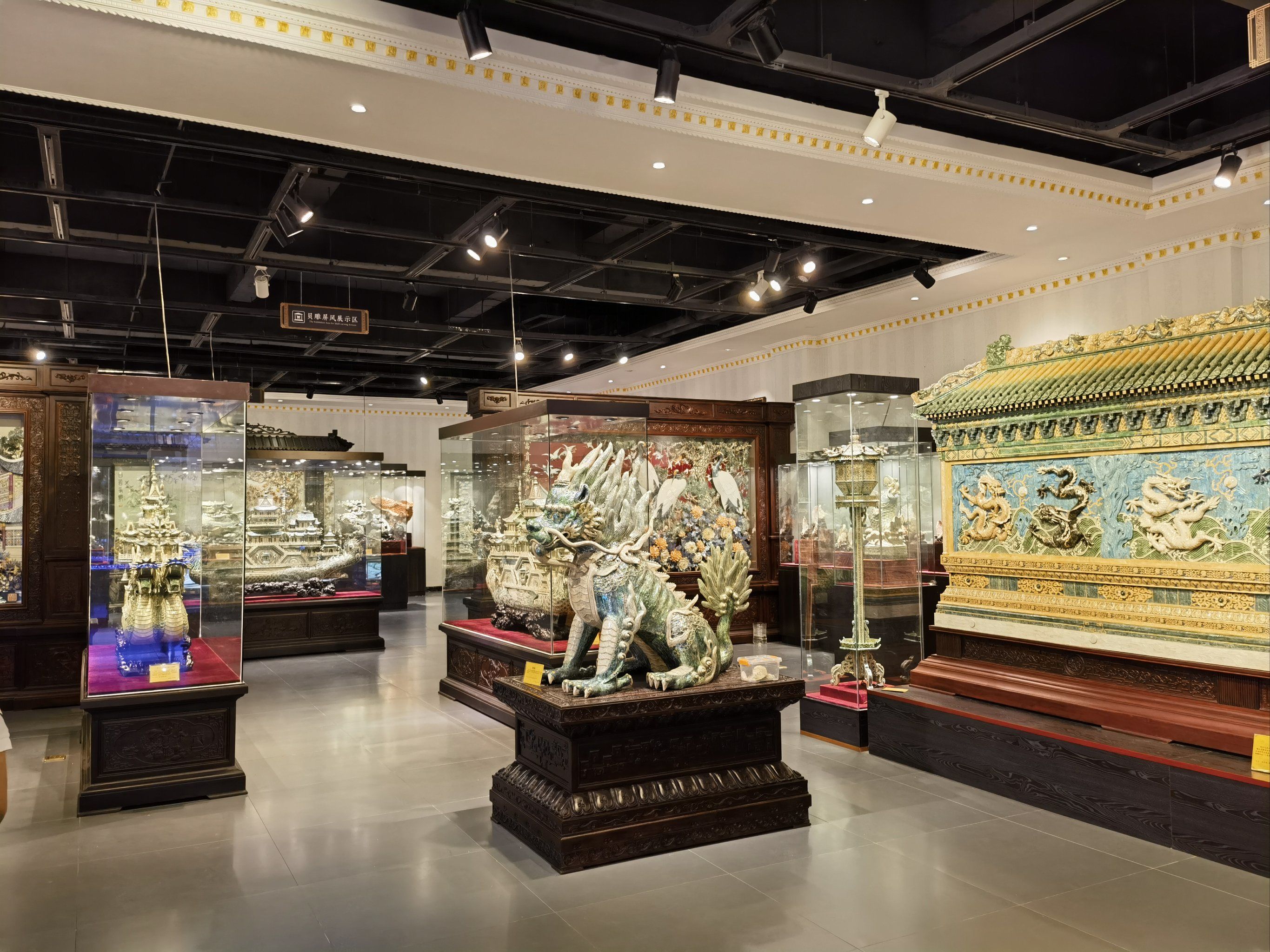 金阿山艺术馆,里边都是贝壳做的艺术品,贝雕非常精美,九龙壁,砗磲做的