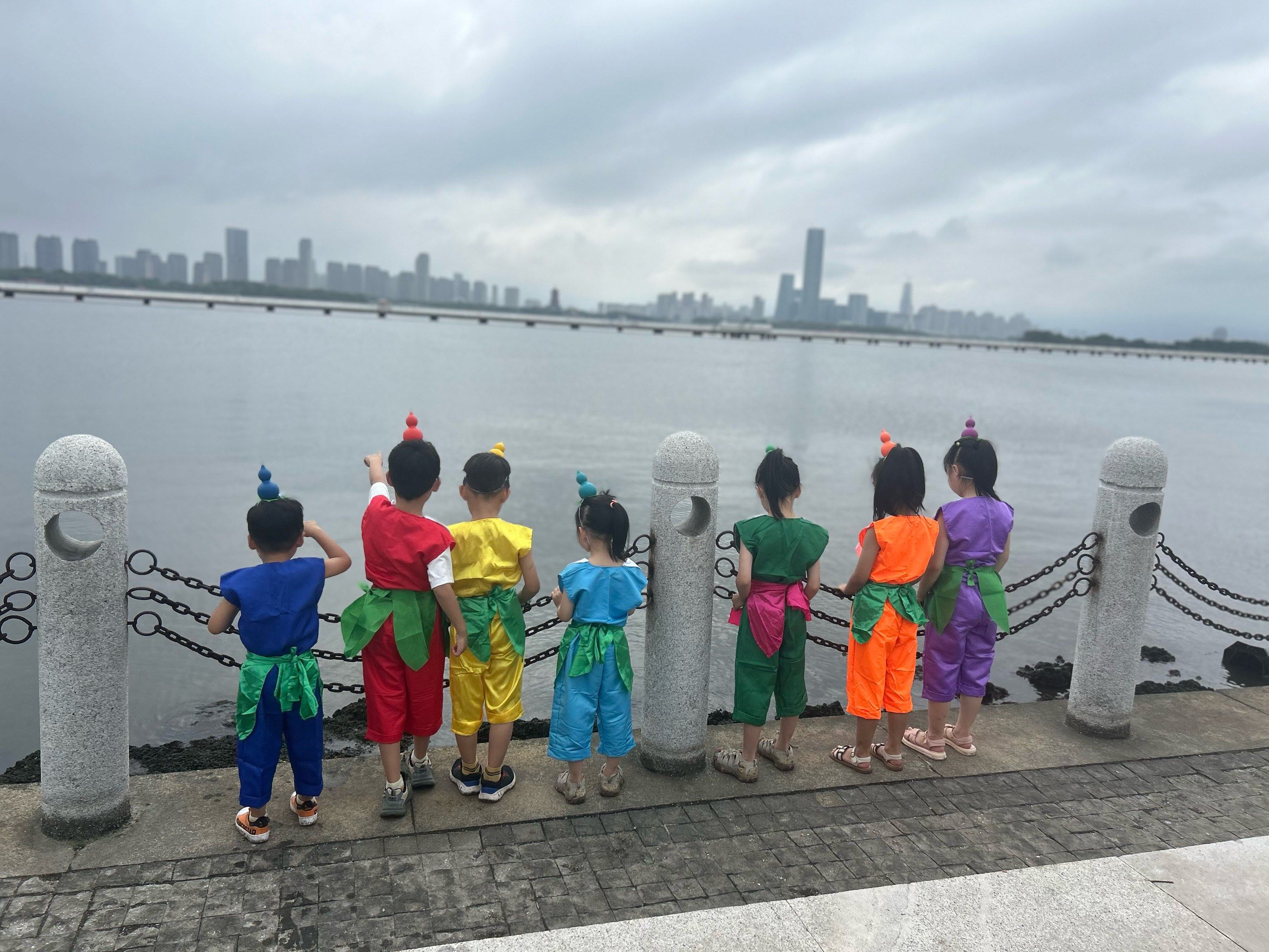 葫芦娃衣服
7个娃娃太难拍照了
正脸照就不晒了
背影也已经够吸