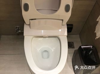 房间发现小强，值班经理在外面吃夜宵喝酒