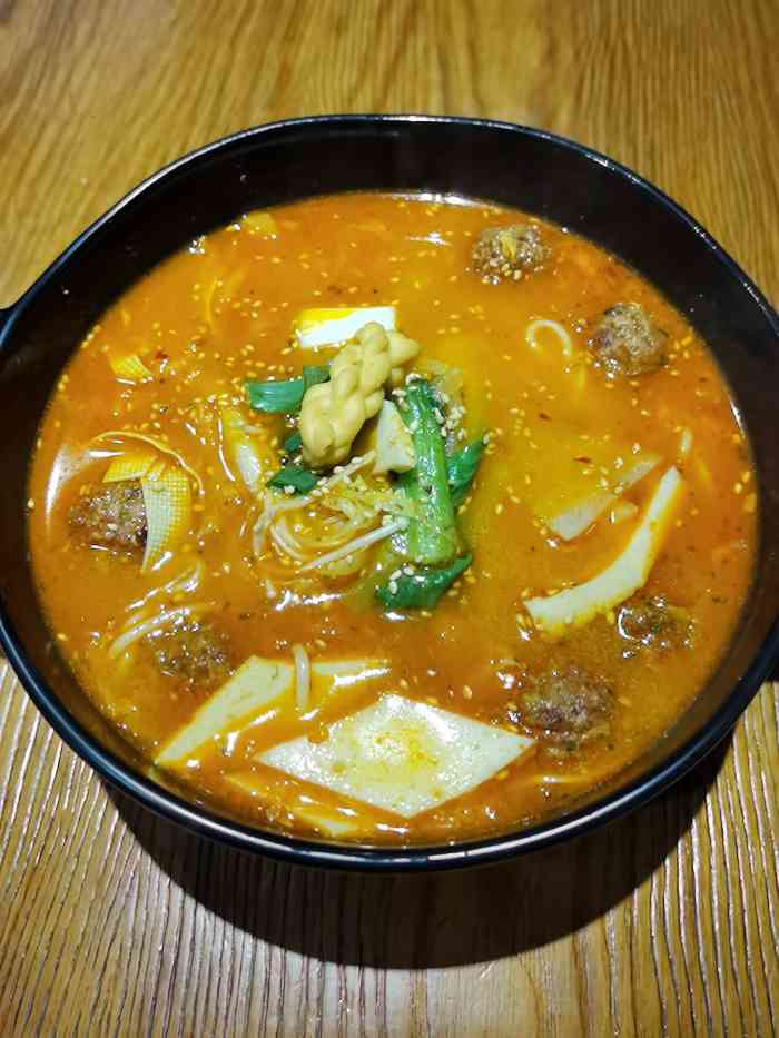 三郎小锅米线-"这家在金鹰旁边,一个玻璃屋,最开始吃的他.