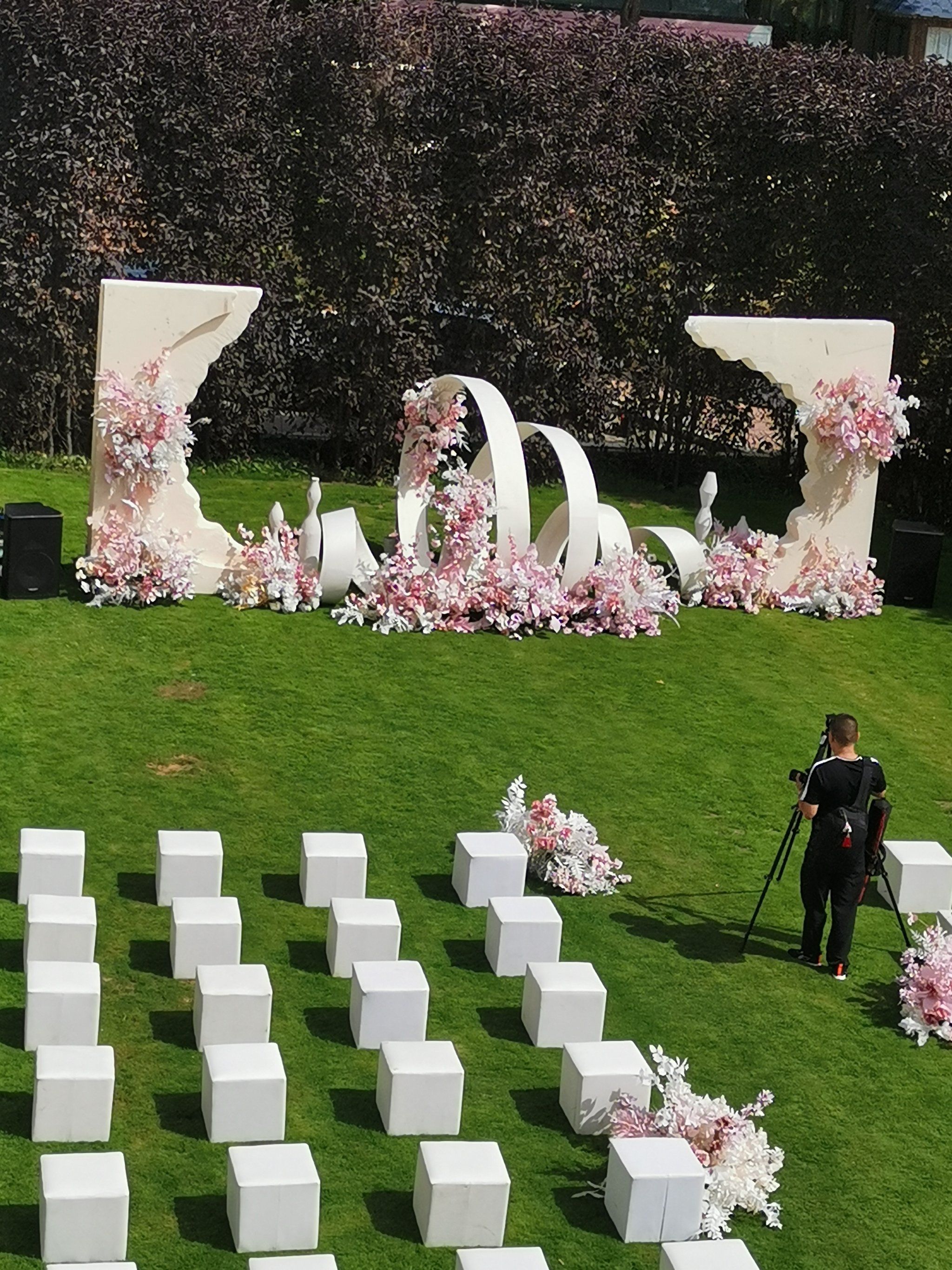 今天参加公司举办的活动,但看见了正在草坪上嗯,举办草坪婚礼的布置真