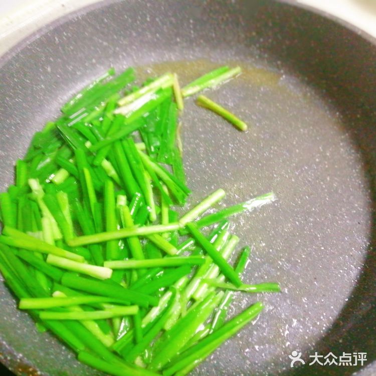 颜色靓丽的家常韭菜炒鸡蛋