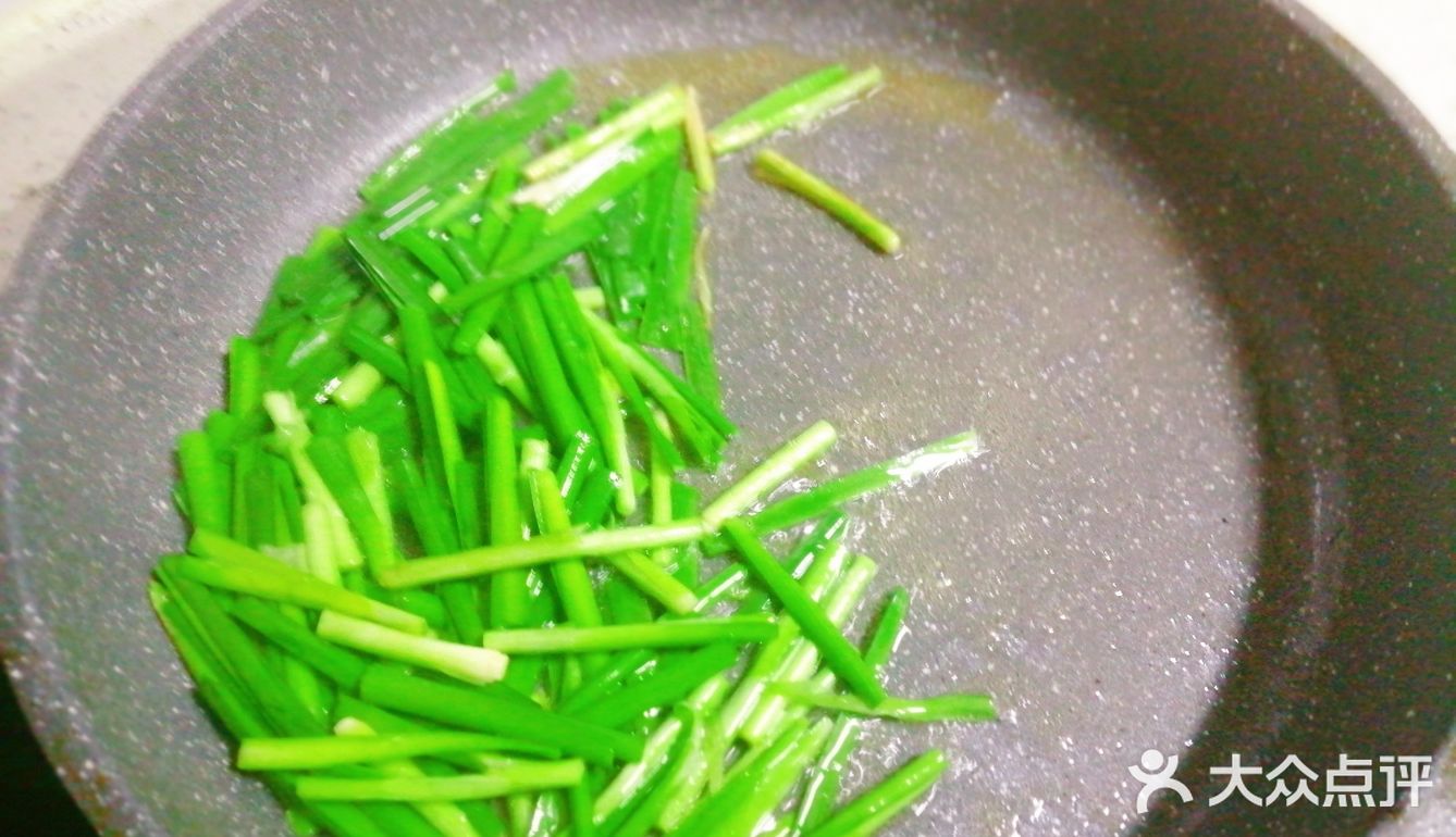 颜色靓丽的家常韭菜炒鸡蛋