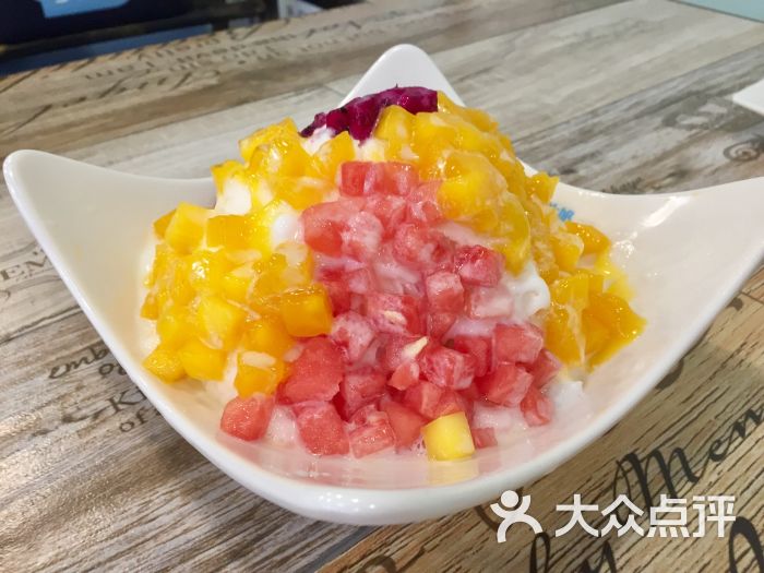 果缤纷水牛奶雪糕冰