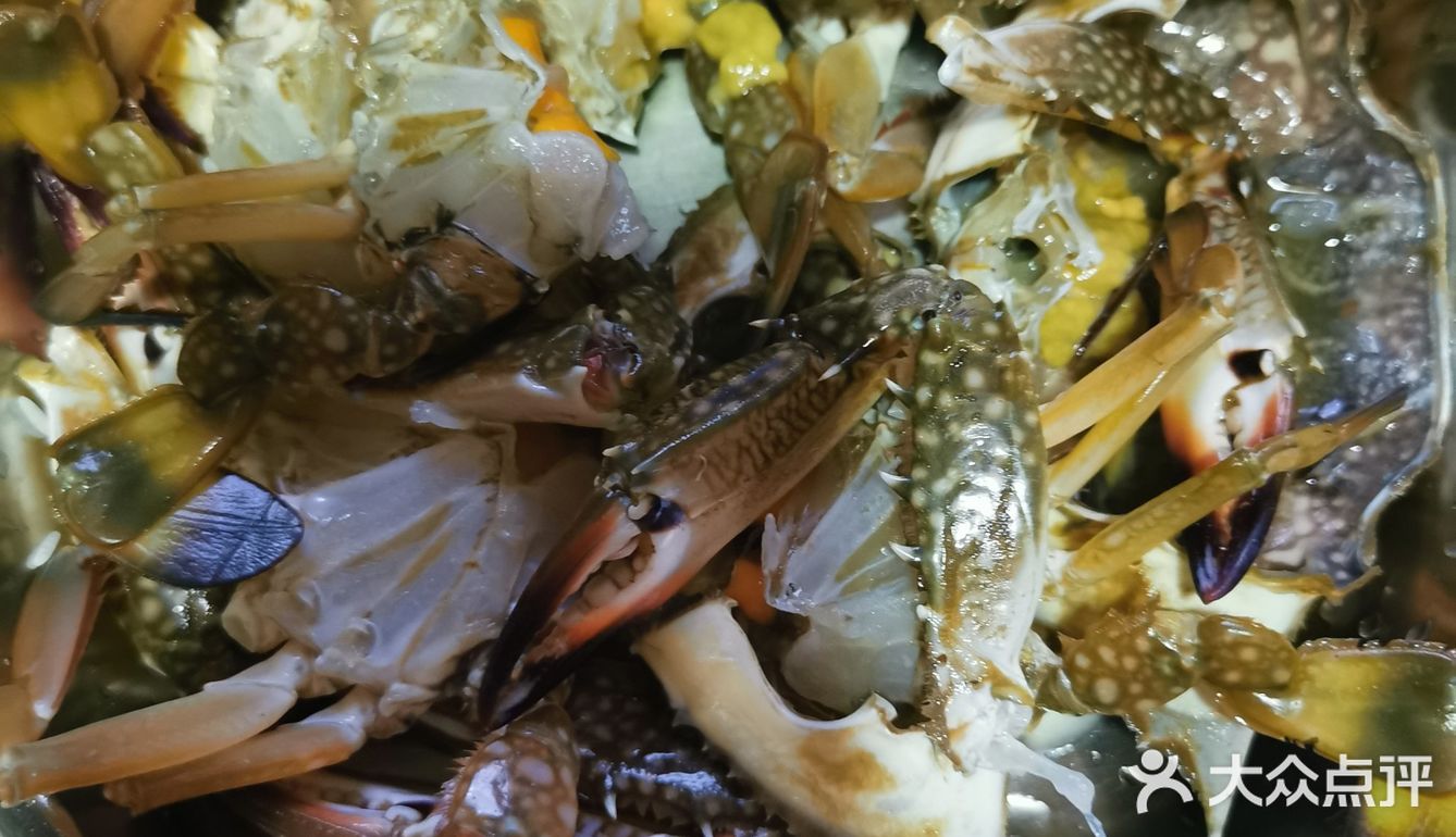 方便食用。开油锅，放姜片，连同蒜粒，葱白一起爆香