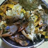 方便食用。开油锅，放姜片，连同蒜粒，葱白一起爆香