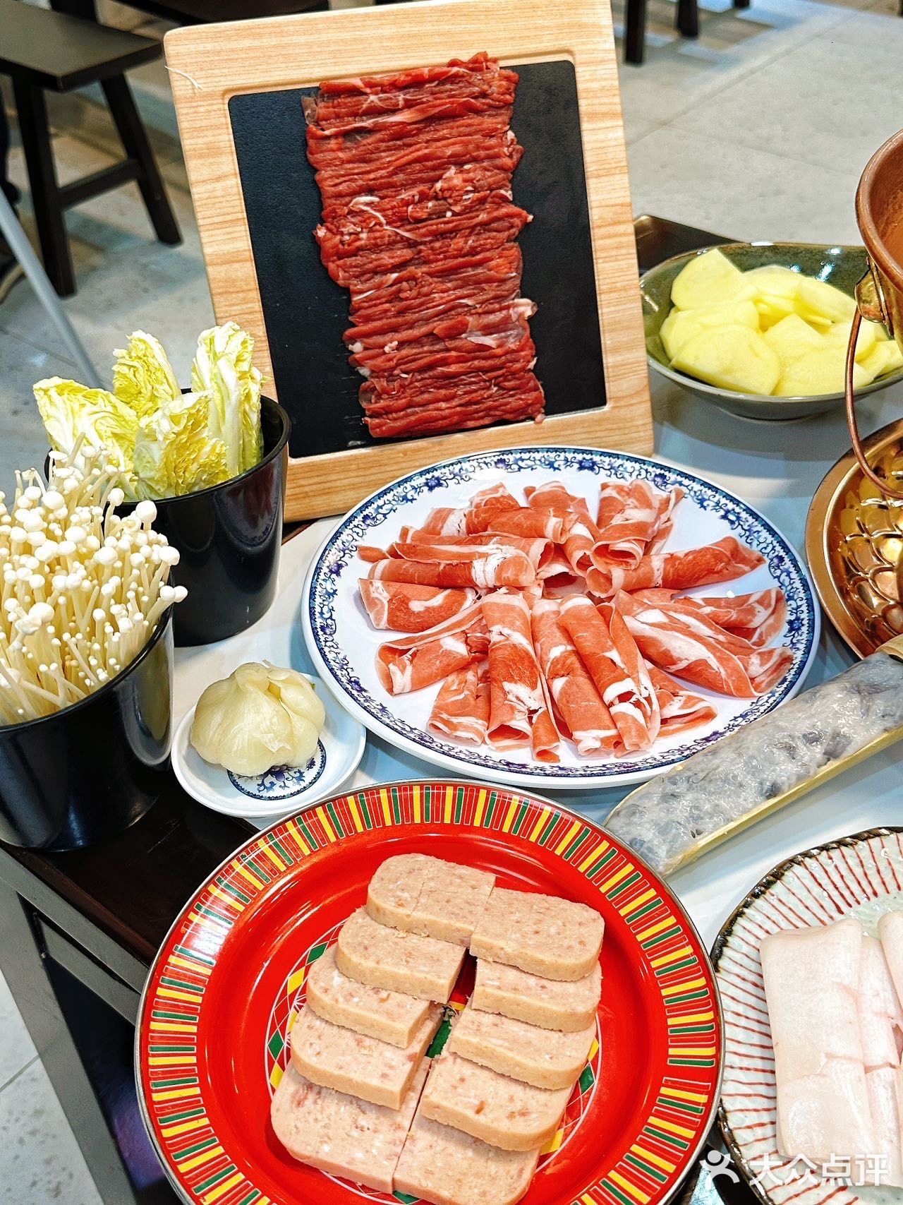 在武汉，可以品尝到正宗的老北京涮肉
