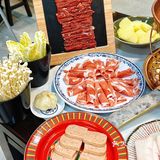 在武汉，可以品尝到正宗的老北京涮肉