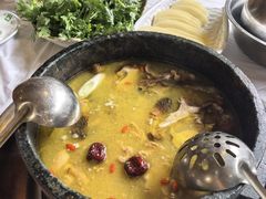-鲁朗纳麦石锅鸡庄园