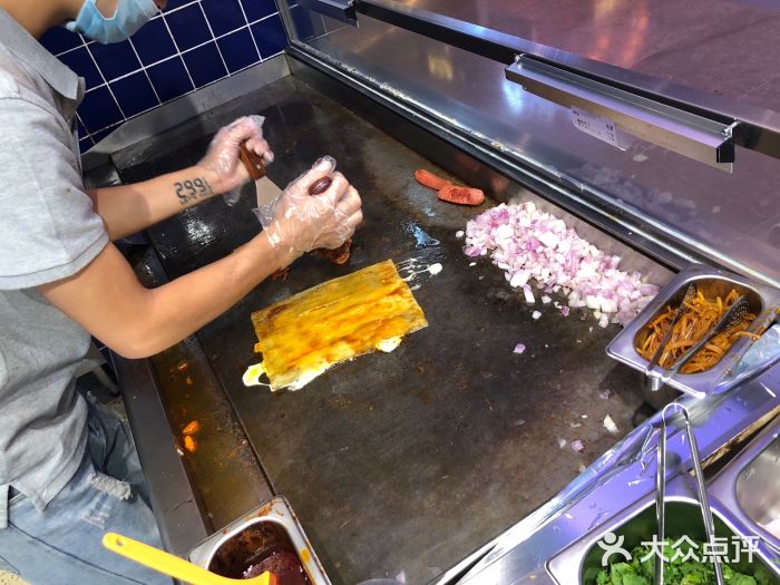 街边有料烤冷面热狗(大卫城店)韩式泡菜烤冷面图片