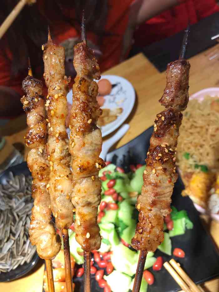 军辉烧烤(佳园路店)-"小区门口烧烤超级多,只有这家6点多就排队.
