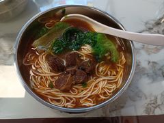 招牌红烧牛肉面-食惠里小笼包面馆(越秀店)