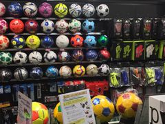 足球、门将手套、护具……有的都来不及拍照片了。-サッカーショップKAMO(心斎橋店)