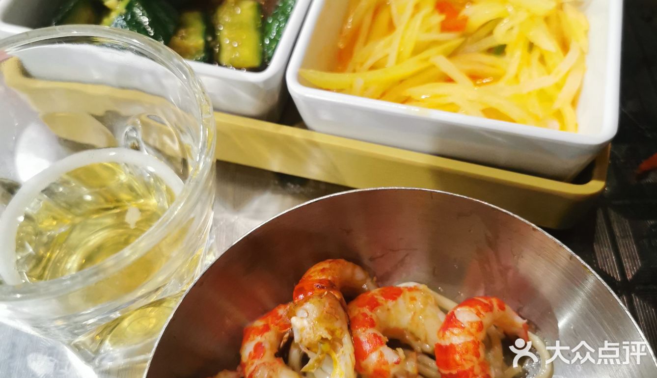 在街边吃龙虾喝啤酒是最近南京人待客的最高礼仪