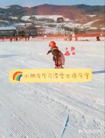 小朋友学习滑雪也很厉害