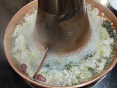 -果松木炭酸菜铜火锅·外婆参鸡汤