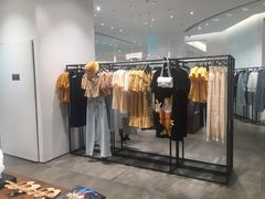 -URBAN REVIVO(上海中庚漫游城店)