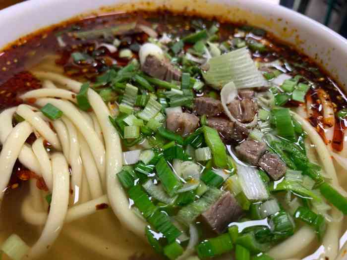 老字号的牛肉面,西固牛大首推,个人很喜欢.