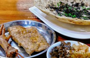 Fried Rice Noodles with Crispy Rice Cake
