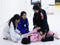 -菠萝格斗巴西柔术训练馆