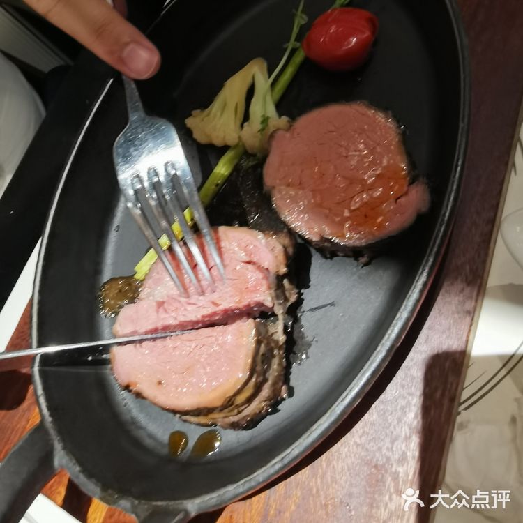 最喜欢法式鹅肝牛排，鲜美不腻，上面的酱料酸酸的