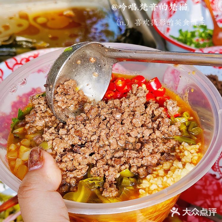 这黏糊糊的一碗烂肉拌粉香迷糊了!