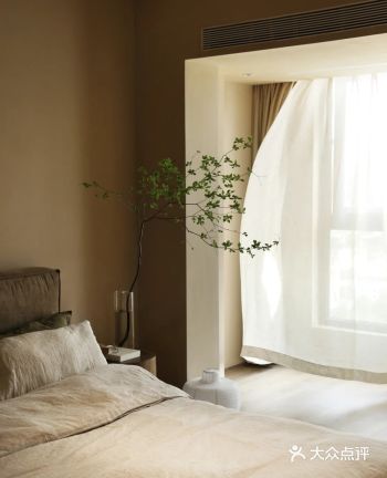 在柔软的卧室里幸福醒来