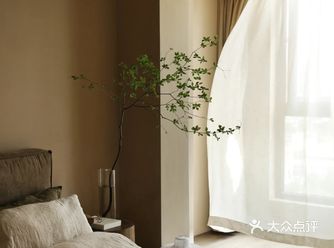 在柔软的卧室里幸福醒来