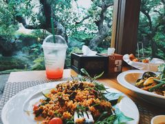 -Chom Cafe and Restaurant